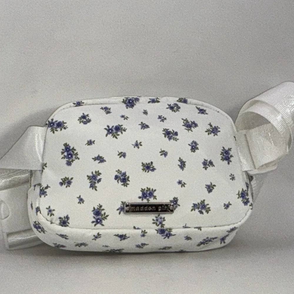 Madden girl Belt Bag Whit With Little Blue Flowers White Strap Grey Interior 8x6